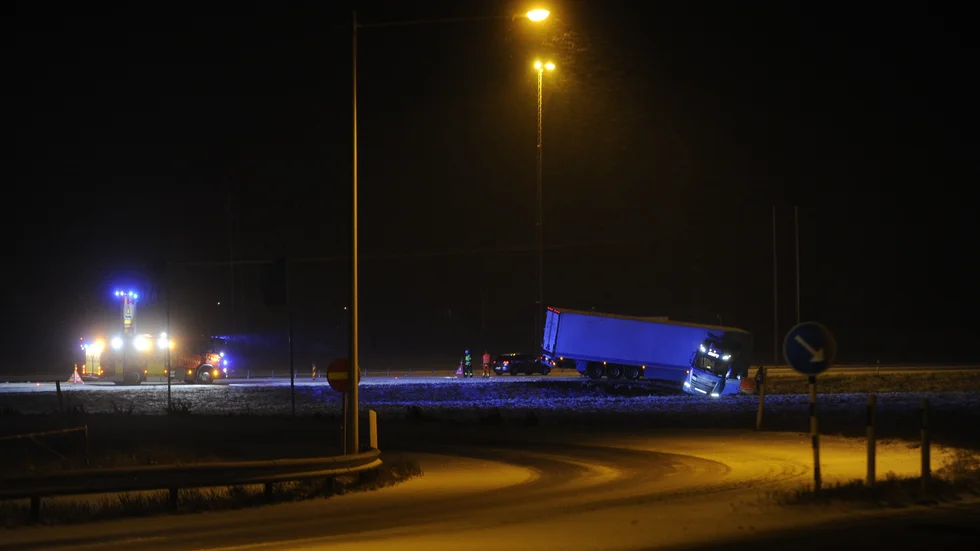Under fredagskvällen har flera olyckor inträffat i östra Sörmland. På E4 vek sig en lastbil, vilket orsakade en del störningar i trafiken.