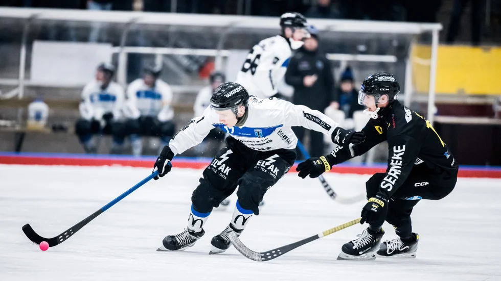 Nils Bergström (t v) och Adam Rudell i en kamp på mittplan under den oerhört intensiva matchen mellan Gripen och Sirius.