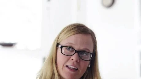 FEMINIST. Jag köper kläder på både pojk- och flickavdelningen till Ville, sedan får han välja vad han vill ha på sig, säger Nina Ruthström som tycker att butikerna ska sluta könsmärka barnkläder.                                                              Foto: Pi Frisk