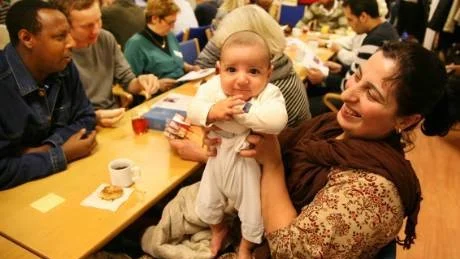 Noah är två månader gammal och född i Sverige. Mamma Linda kommer från Syrien och pappa Galeb kommer från Irak.
