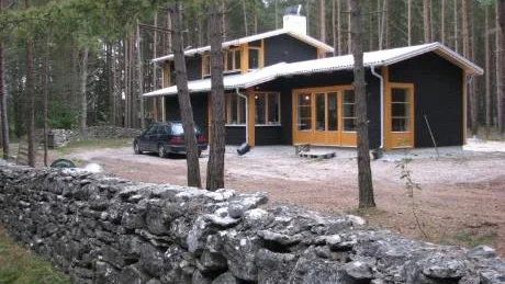 STRIDSÄMNE. Huset vid Nors på norra Fårö som länsstyrelsen och kommunen har vitt skilda åsikter om. Foto: Tomas Johansson,  länsstyrelsen