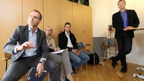 Gick snett. Ragnsells marknadschef Johan Börje (till vänster) förklarar varför komposteringen havererade. Övriga på bilden, Tove Olsson, kvalitets- och miljöchef, Thomas Kahlqvist, platschef i Roma och till höger, regionchef Torbjörn Sjölander.FOTO: ROLF JÖNSSON