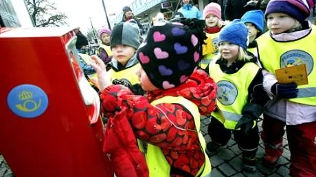 <7GT_Bildrubrik>Önskepost. </7GT_Bildrubrik>Postens låda för brev till Tomten sitter sedan i går på lagom låg höjd över marken på Öster i Visby. Treåriga Cornelia Helledaij från förskolan Blå huset var en av dem som postade sin önskelista.