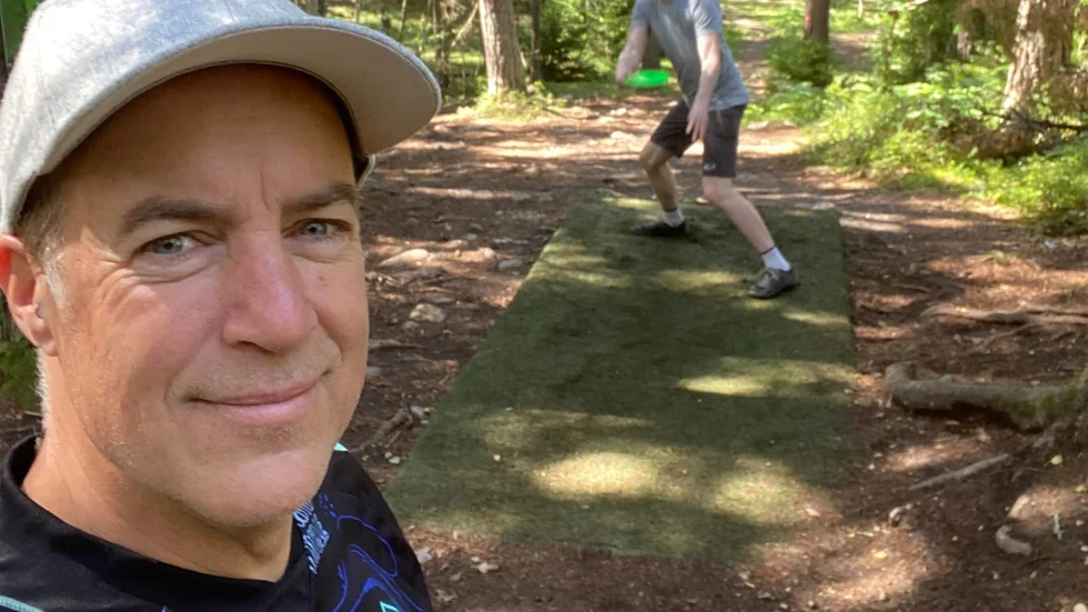 Michael Donato är en discgolf turist från USA. I somras passade han på att testa banorna i Enstaberga och Oxelösund.