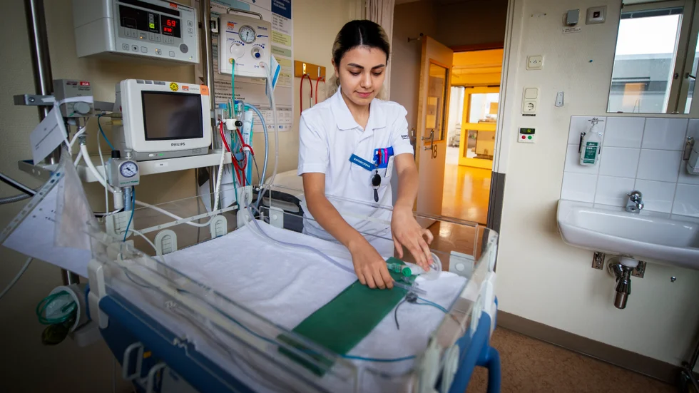 För barnmorskan Zahra Masoumi Kashkooli tog det nästan två år att gå igenom processen för att få svensk barnmorskelegitimation. Under tiden hade hon klart lägre lön än det som idag krävs för arbetskraftsinvandrare.