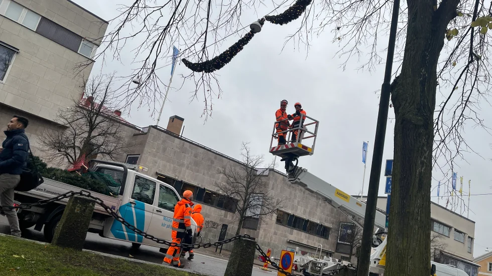 Lars-Martin Blomberg och Hanna Asklund tar en tur i korgen för att sätta julstämning över ett höstruskigt centrum.