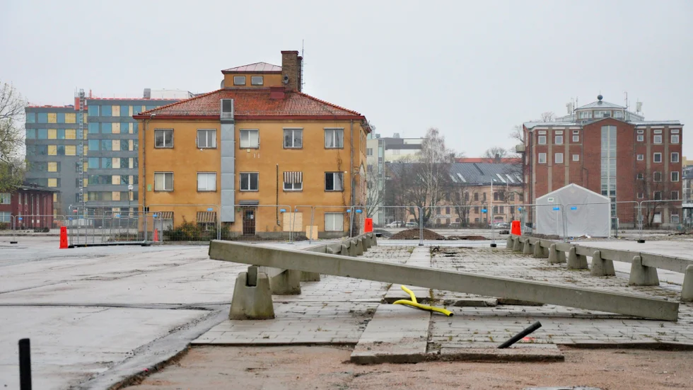 Den planerade skolan på den före detta bussdepån är ett projekt som kan skjutas på framtiden, trots att antalet skolelever i området väntas öka. Det gula huset är ritat av Gunnar Leche och planeras bli fritidsklubb för skolans elever.