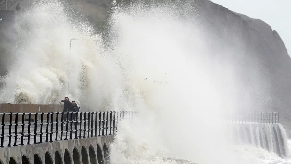 Höga vågor slår in över stranden vid Folkestone utanför Dover i södra England.