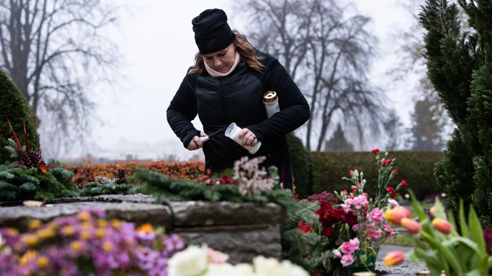 Ingela Svensson arbetar som bergavningsrådgivare på Fonus i Vadstena. Sedan några år tillbaka tänder de ljus för de som inte ha möjlighet.