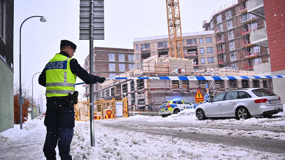 En bygghiss har rasat 20 meter i Sundbyberg. Flera personer uppges vara allvarligt skadade. Företaget som drabbades driver flera projekt i Enköping. 