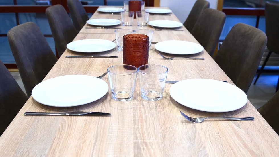 "Varför inte låta en lunchrestaurang i varje samhälle få laga maten", skriver insändarskribenten.