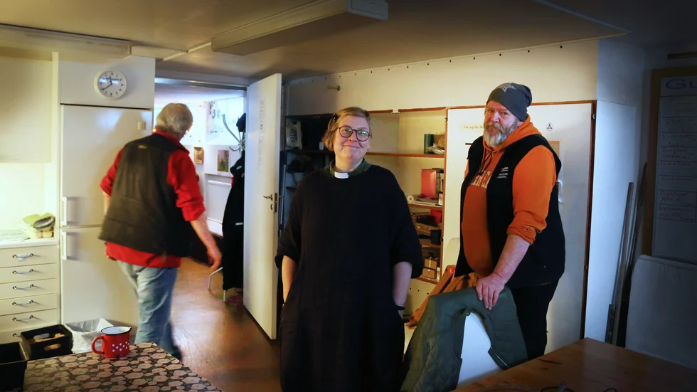 Birkagårdens dagverksamhet håller öppet tre dagar i veckan och då finns diakon Michaela Kratz och kocken Nalle Sandell på plats för samtal och gemenskap med varm mat. Rekordet är 25 lunchgäster en och samma dag.
