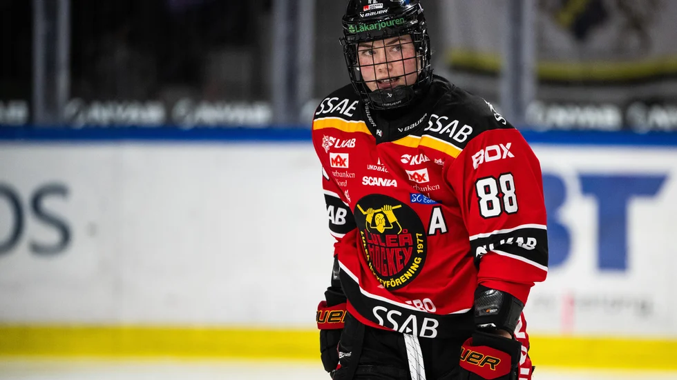 Ronja Savolainen ger lugnande besked efter de otäcka scenerna när hom fick ledas av isen efter en kollision.