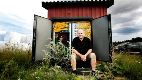 Avkoppling/Uppkoppling. Tommy Andersson har   slagit sig ner en stund framför den befintliga kopplingsstationen i Linde. Andersson representerar Fiberförening Fardhem-Linde-Lojsta.