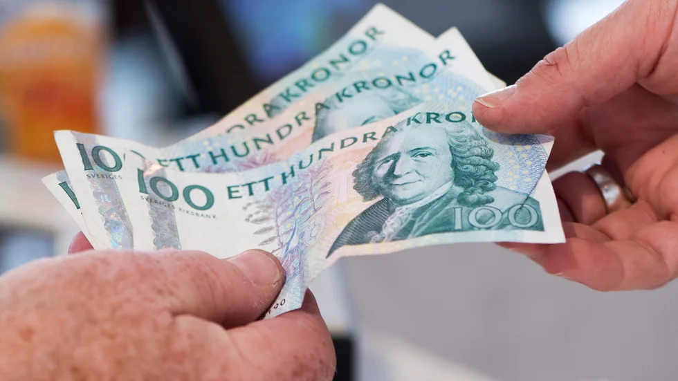 Den åtalade mannen misstänks ha köpt varor för en del av svindelpengarna. 