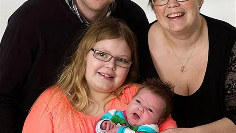 Jeanette och Fredrik Pettersson, Motala, fick den 24/11 dottern Klara. Längd 50 cm, vikt 3 910 g. Storasyster heter Carolina, 11 år. Foto: Studio Liverpool & Dacke