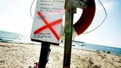 Holmhällar sticker ut som en strand där olyckan är framme ofta. Här finns risken att strömmar bildas när vattnet är i rörelse mellan uddar och vikar.