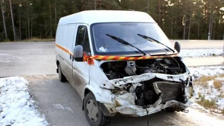 Intryckt. Fronten på den bil som saktade in för att hjälpa kvinnan blev helt demolerad. I bilen färdades en 65-årig man på väg mot Visby.