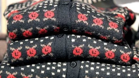 Evig ros. 1983 skapades rosenkoftan. Den kända rosen har sedan dess presenterats på många olika plagg.