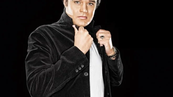 Henrik "Elvis" Åberg sjunger in julen.