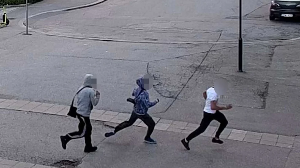 21-åringen, längst till vänster, och en annan man som inte åtalas för brottet jagar efter målsägaren.