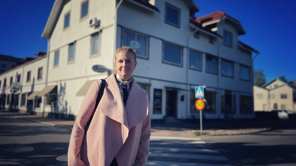 Att finansiera en detaljplaneändring kan innebära högre kostnader för de fastighetsägare som ligger nära stationen som butiken Monique och hotellet Gästis, enligt Emma Lokander (M), ordförande för samhällsbyggnadsutskottet. 
