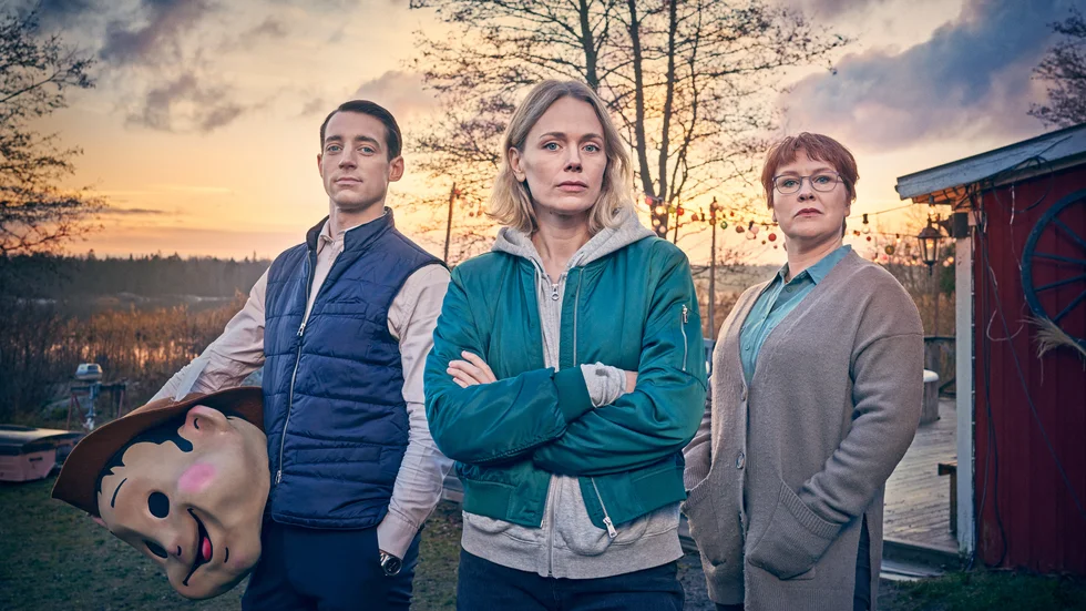 Adam Lundgren, Katia Winter och Eva Melander gör huvudrollerna i "Konferensen" på Netflix. Pressbild.