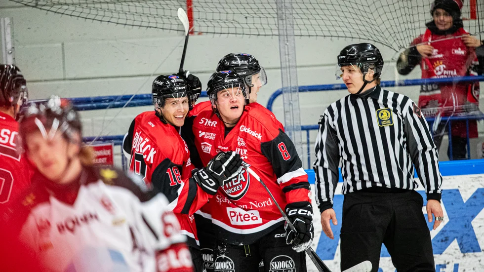 Piteå Hockey har bara spelat tre matcher hittills, den här bilden är från hemmaderbyt mot Boden. Nu väntar sex matcher inom tolv dagar.