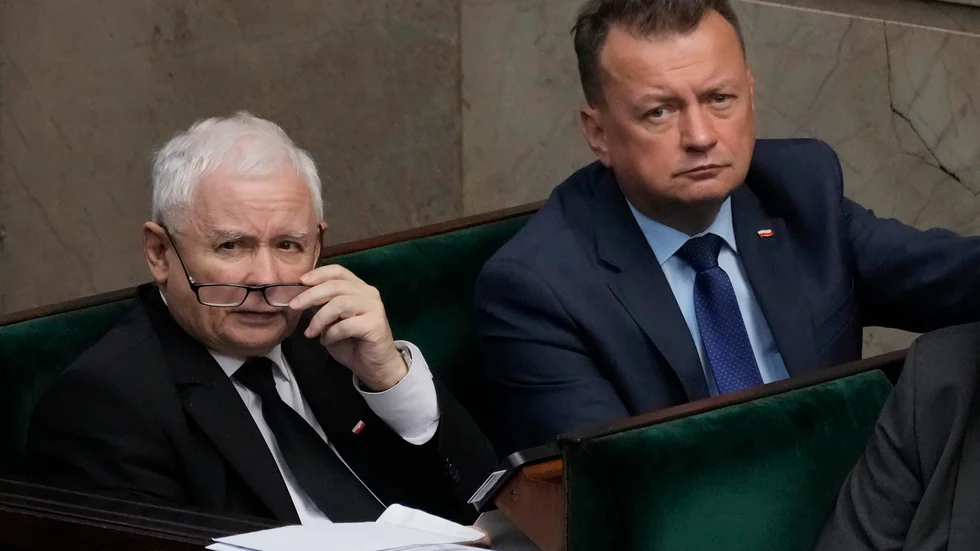 Regeringespartiet PIS högste ledare Jaroslaw Kaczynski och försvarsministern Mariusz Blaszczak. Arkivbild.
