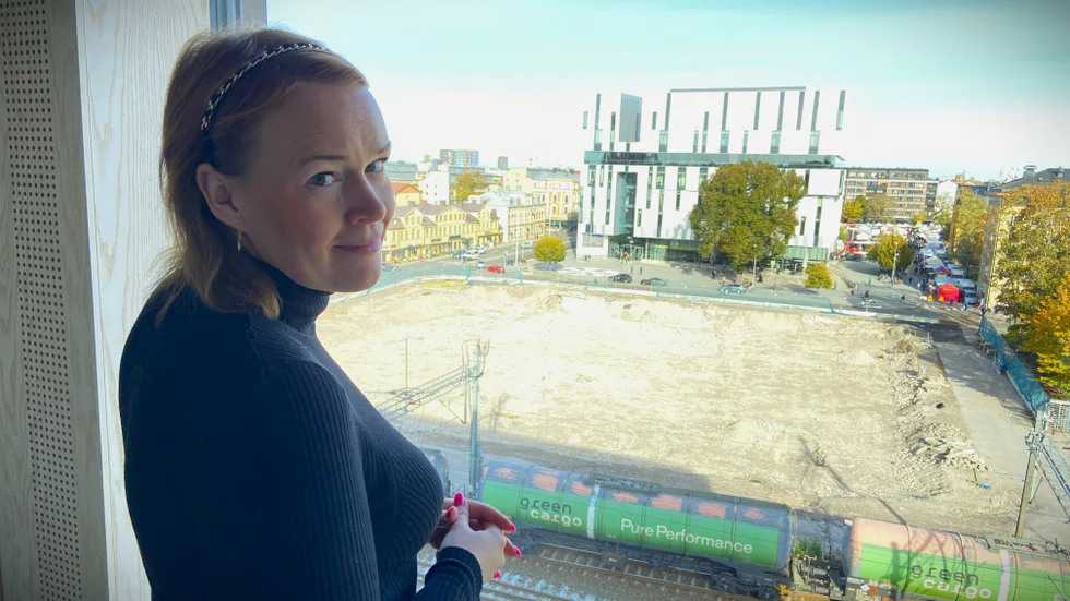 Sivia torg sett från Stadshuset. Kommunalrådet Therez Almerfors har fått en grusplan att titta på.