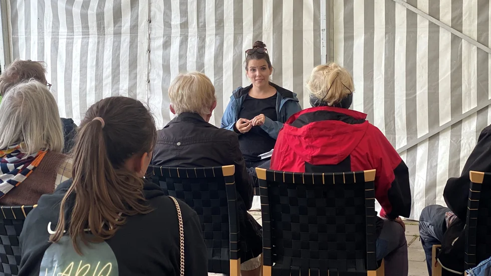 Författare Andrea Lundgren från Boden besöker kulturfestivalen VARP i Pajala och inspirerar fler att skriva.