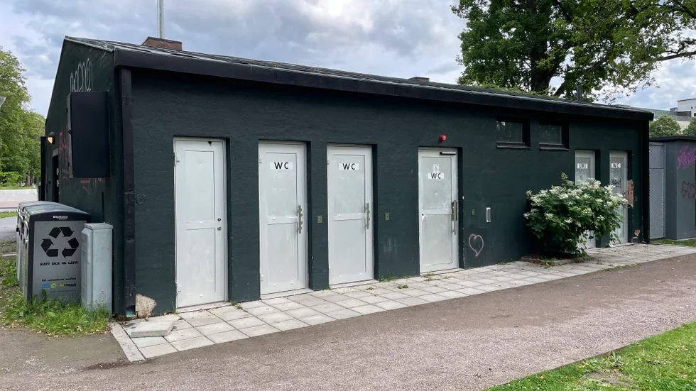 En av de offentliga toalettbyggnaderna som kommunen redan har, denna är vid Hamnspången i Stadsträdgården och har fem toaletter.
