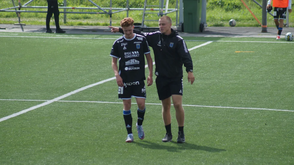 Fystränaren Olle Ekman klappar om August Ljungberg. 