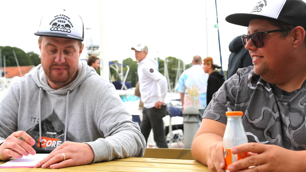 De två vännerna Jakob (t.v.) och Micke (t.h.) träffades genom Jakobs sambo. 