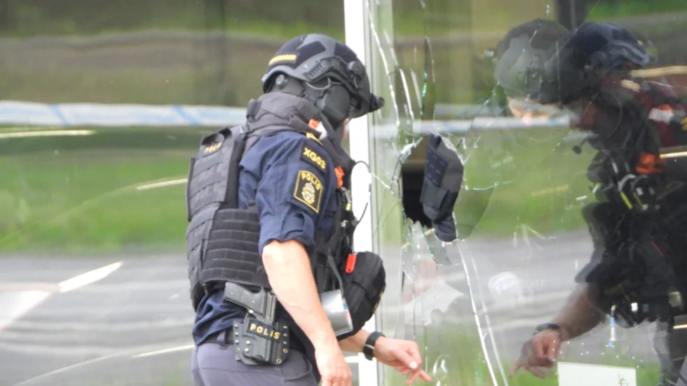 Nationella bombskyddet undersökte det inkastade föremålet, de kunde senare konstatera att det var ofarligt..