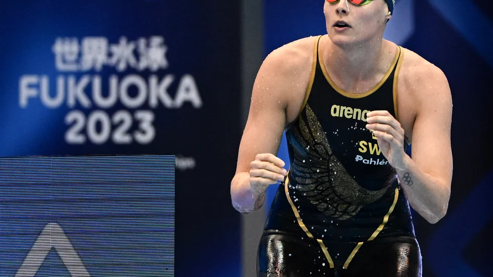 Michelle Coleman tog sig till semifinal på 100 meter fritt med femte tid.