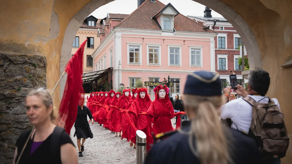 Rebellmammorna och Röda Rebellerna Gotland manifesterade för klimatet under Almedalsveckan.