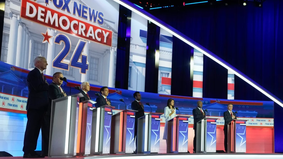 Presidentaspiranterna i Milwaukee. Från vänster: Asa Hutchinson, Chris Christie, Mike Pence, Ron DeSantis, Vivek Ramaswamy, Nikki Haley, Tim Scott och Doug Burgum.