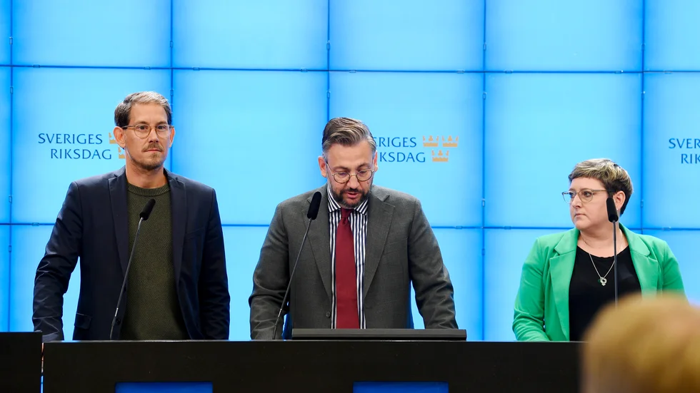 C-ledaren Muharrem Demirok presenterar nytt utbildningspolitiskt program tillsammans med partiets utbildningspolitiske talesperson Niels Paarup-Petersen och Madelaine Jakobsson, programansvarig.