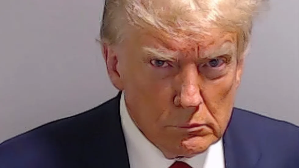 Donald Trump har valt att själv sprida det foto som togs av honom när han överlämnade sig till Fulton County Jail i Georgias huvudstad Atlanta.