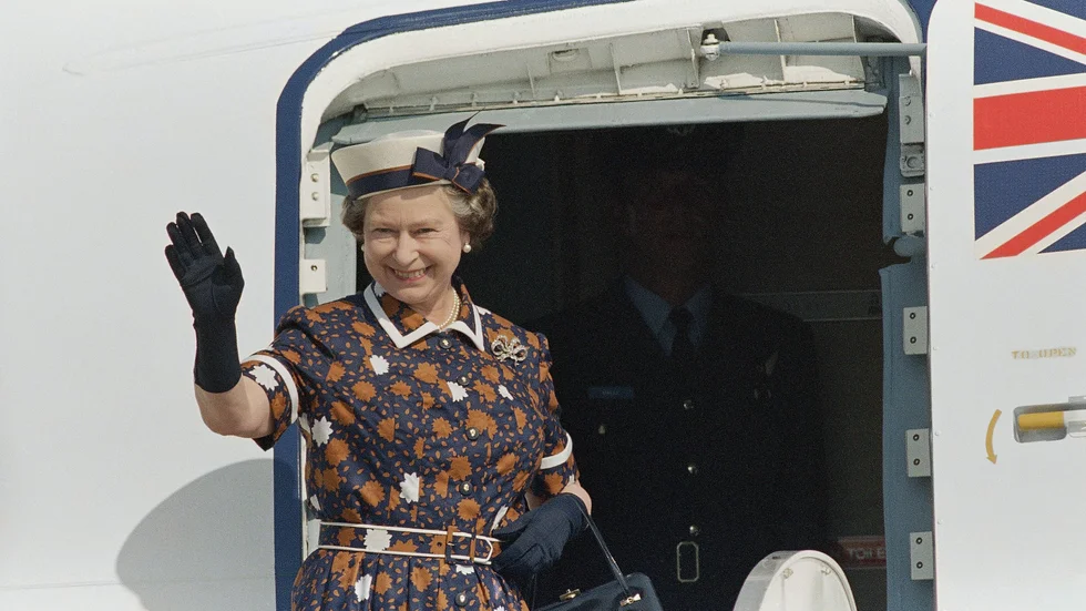 Storbritanniens drottning Elizabeth II går ombord ett flygplan, här i Kentucky, USA, 1989. Arkivbild.