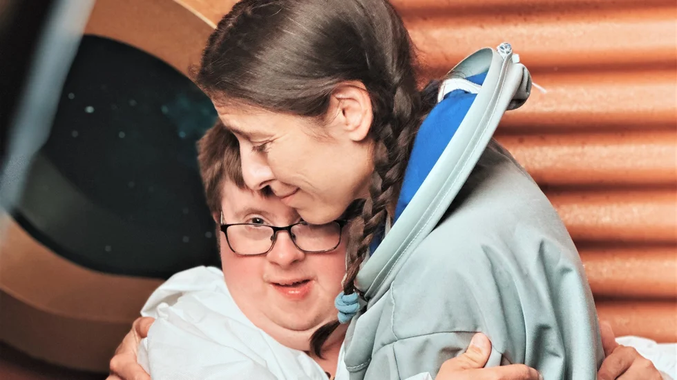 Martin Fallhagen och Philomène Grandin under inspelningen av filmen "Jorden anropar". Martin vill med sitt filmskapande lyfta frågan om alla människors lika värde.