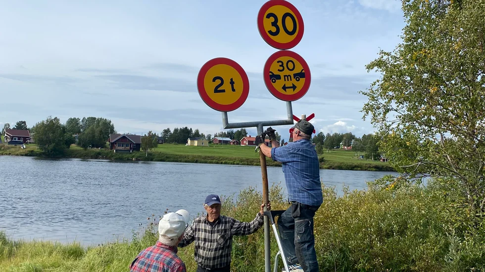 Ingemar Torneus, Ulf Henricson och Lars Lundkvist jobbar med isvägens skyltar (det kommer en vinter)