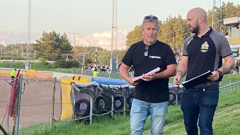 Mats Boström och Robert Bergentoft diskuterar strategier under en av årets matcher på Svansta. "Det har varit katastrof i år. En match har jag fått åka med det lag jag vill", säger lagledaren.