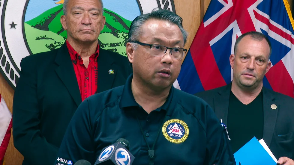 Herman Andaya (mitten) lämnar posten som räddningstjänstchef på Maui. Bild från i onsdags.
