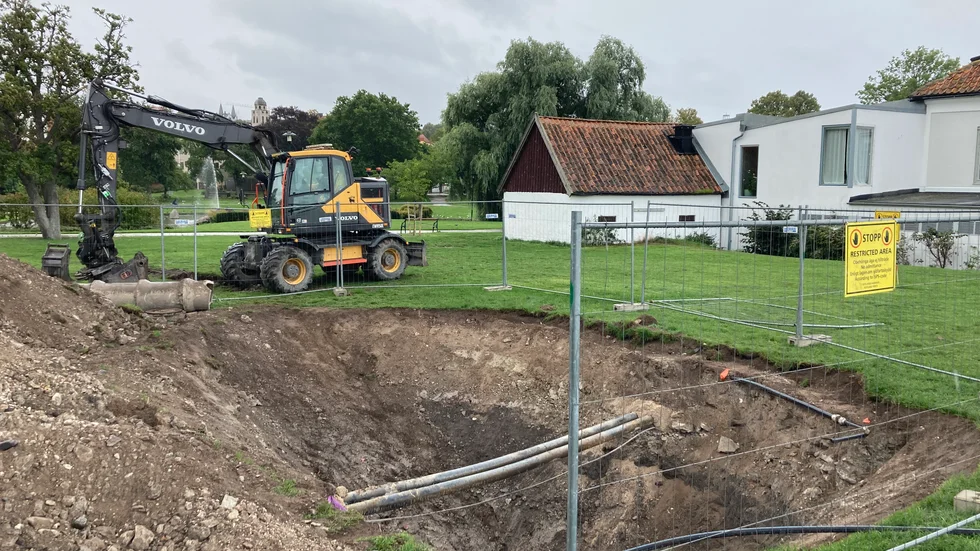 I ena hörnet av Almedalen skyms just nu idyllen av maskiner och byggstängsel. 