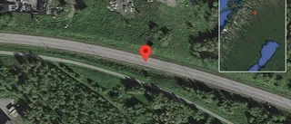 Personbil stillastående på väg 870 - helt stopp i ett körfält