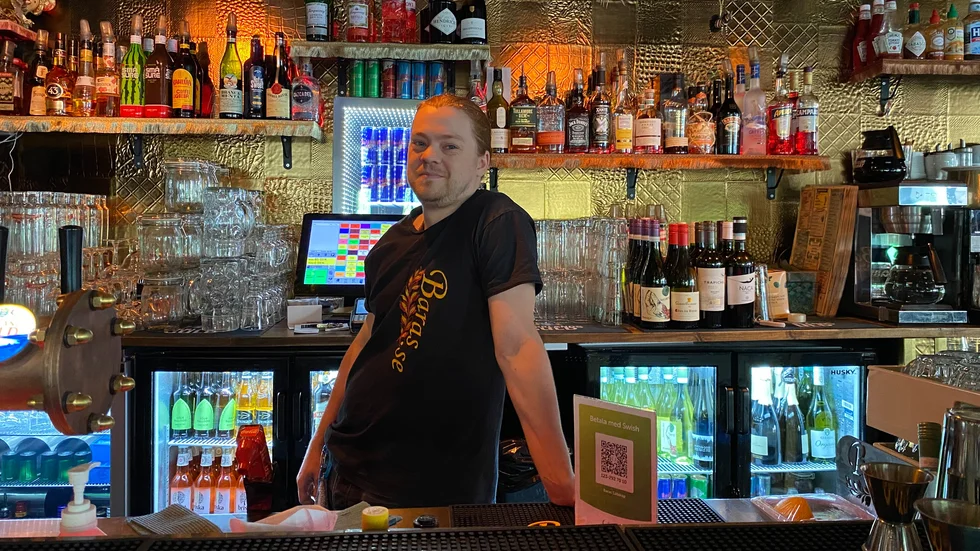 Justus Areskog är bartender på Baras Sällskap. "Ibland när vi avvisar gäster kan de svara med att de kommer gå till ett annat ställe och bli serverade. Det kan nog stämma". 