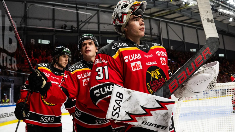 Matteus Ward tack fansen efter segern i premiärmatchen.