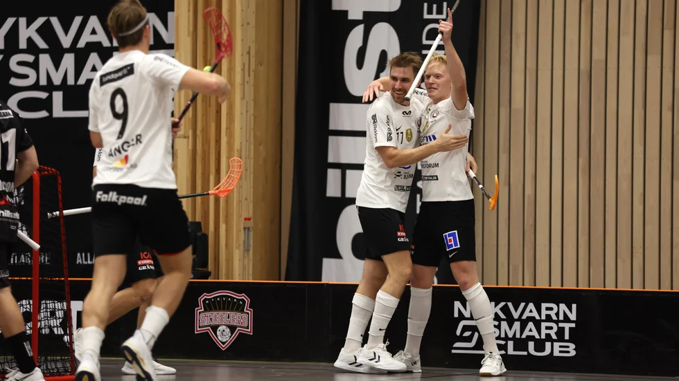 Otto Weidman kramas om av lagkaptenen Tobias Gustafsson efter ett av sina två mål. Filip Langer, som gjorde sitt första superligamål i Storvretatröjan, är på väg för att gratulera han också.